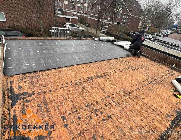 Dakdekker legt onderlaag op plat dak met houten constructie in Brabant Dakdekker legt onderlaag op plat dak met houten constructie in Brabant