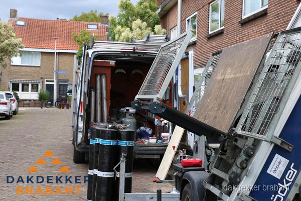 Dakdekkersbusje met materiaal en ladderlift voor dakpannen vervangen in Brabant