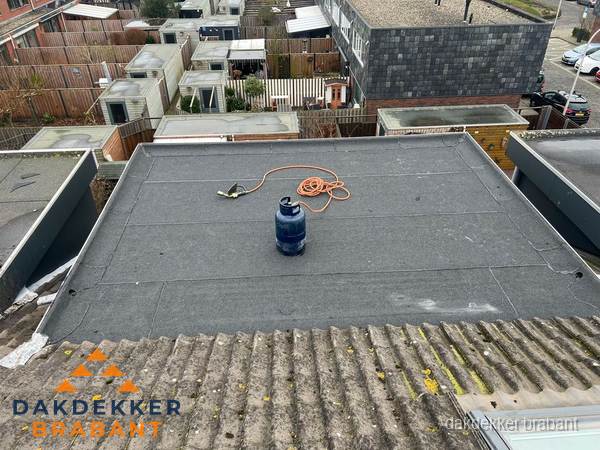 Plat dak met bitumen dakbedekking en brander in Brabant